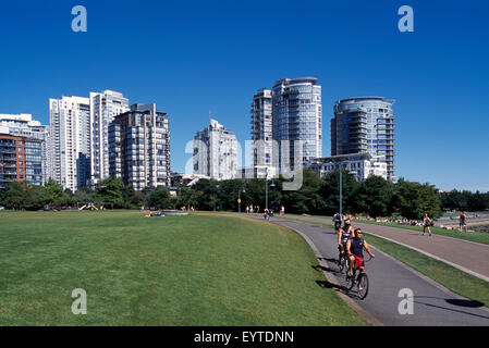 Yaletown, Vancouver, BC - Colombie-Britannique, Canada - les tours d'immeubles en copropriété, les cyclistes à vélo sur un chemin à travers le parc David Lam Banque D'Images