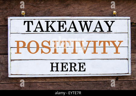 La positivité à emporter ici d'inspiration vintage message écrit sur planche de bois. Image concept de motivation Banque D'Images