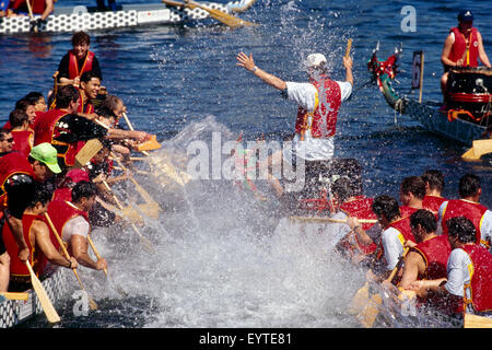 Bateaux-dragons à False Creek, à l'Alcan Dragon Boat Festival, Vancouver, Colombie-Britannique, Canada - Victoire du gagnant Splash Banque D'Images