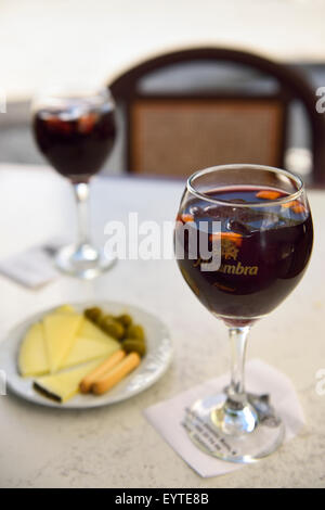 Verres de sangria avec du fromage et des collations sur la table de restaurant en couvent de San Francisco Hotel Alhambra à Grenade Espagne Banque D'Images