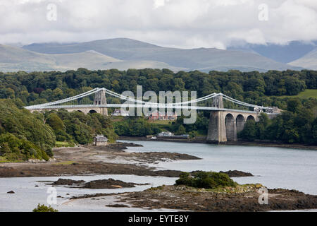 Menai Bridge à travers le détroit de Menai anglesey Pays de Galles Banque D'Images