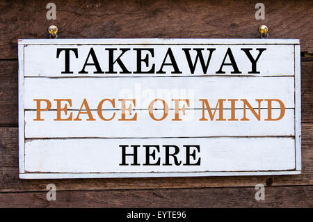 La paix de l'Esprit à emporter ici d'inspiration vintage message écrit sur planche de bois. Image concept de motivation Banque D'Images