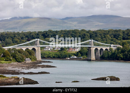 Menai Bridge à travers le détroit de Menai anglesey Pays de Galles Banque D'Images