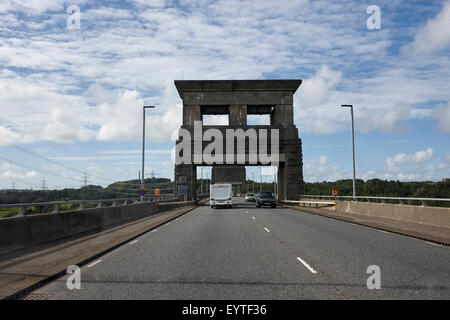 La conduite sur le pont Britannia à travers le détroit de Menai anglesey Pays de Galles Banque D'Images