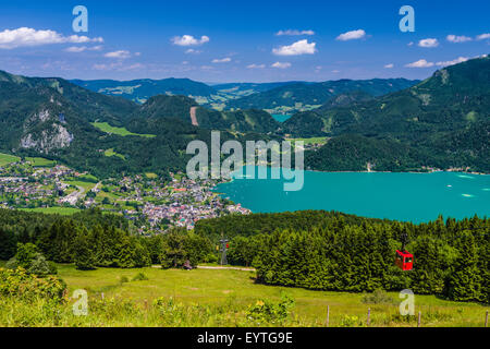 L'Autriche Salzburger Land (ferderal, état de l'Autriche), Salzkammergut (resort), le lac Wolfgangsee, Sankt Gilgen, affichage local et Zwölferhorn (montagne)seilbahn (funiculaire), look de Sausteigalm (ALP) Banque D'Images