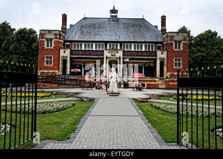 Abbey Park est un parc public contenant l'abbaye du xiie siècle dans la région de Leicester en Angleterre, à travers laquelle la rivière s'écoule. Banque D'Images