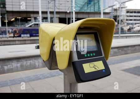 La validation du ticket de tramway Metrolink machine à Victoria station Manchester England UK Banque D'Images