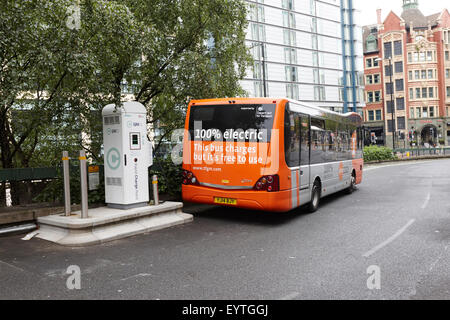 Métro de charge électrique sans navette service de bus dans le centre-ville de Manchester England UK Banque D'Images