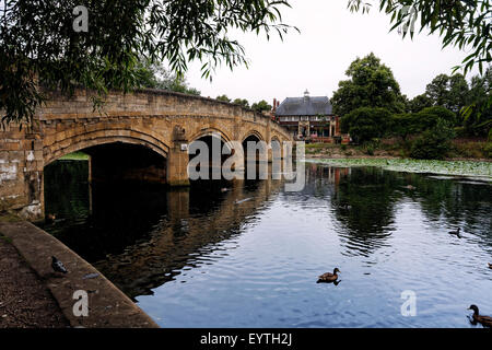 Le pont à Abbey Park, un parc public contenant l'abbaye du xiie siècle dans la région de Leicester, Angleterre sur la rivière Soar. Banque D'Images