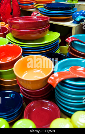 Les plats colorés sont à la Poterie Banque D'Images