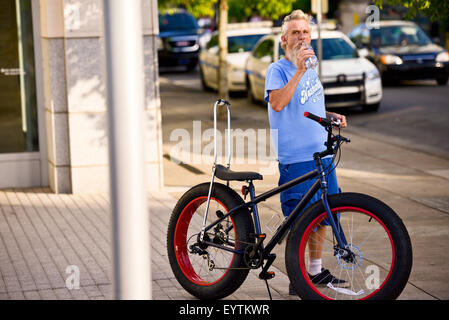 Homme avec un gros pneu vélo à la CMA Music Festival à Nashville, au Tennessee Banque D'Images