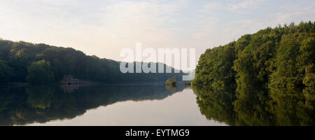 Panorama de Newmillerdam lake et d'un hangar à bateaux, Wakefield, West Yorkshire, Royaume-Uni Banque D'Images