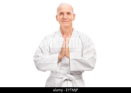 Man dans un kimono blanc avec une ceinture blanche regardant la caméra isolé sur fond blanc Banque D'Images