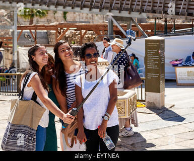 Jérusalem, Israël - 4 juin 2015 : Smiling girls prennent shot selfies près du Mur occidental et le Mont du Temple à Jérusalem. L Banque D'Images