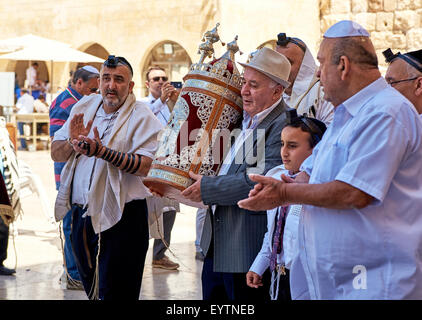 Jérusalem, Israël - 4 juin 2015 : la fête juive de Bar Mitzvah au Mur Occidental à Jérusalem. 13 ans l'âge moyen Banque D'Images