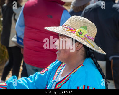 Femme péruvienne locale portant un chapeau de paille style traditionnel local, Isla Apu Inti, îles flottantes, Lac Titicaca, Puno, Pérou Banque D'Images