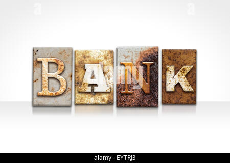Le mot 'banque' écrit en métal rouillé type typographique isolé sur un fond blanc. Banque D'Images