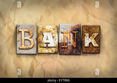 Le mot 'banque' écrit en métal rouillé typo sur un type de papier fond émietté. Banque D'Images