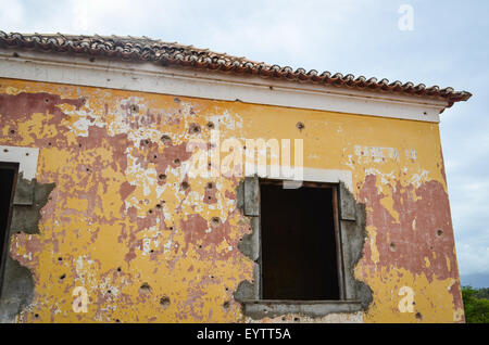 Ruines de l'ancienne gare Assuncao en milieu rural, l'Angola, avec la province de Namiba bullet trous visibles sur les murs Banque D'Images