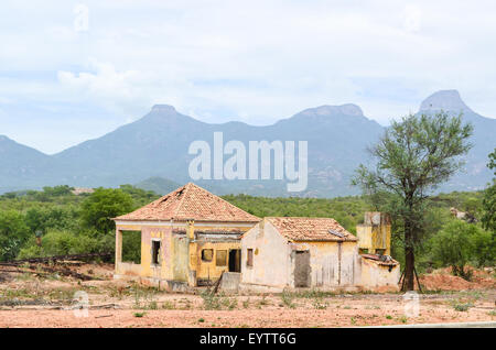 Ruines de l'ancienne gare Assuncao en milieu rural, l'Angola, avec la province de Namiba bullet trous visibles sur les murs Banque D'Images