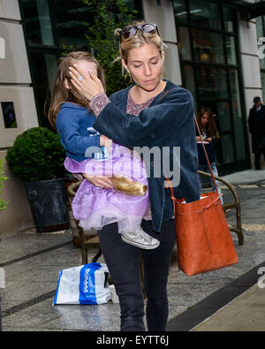 Sienna Miller porte fille Marlowe Sturridge dans ses bras comprend : v où : New York City, United States Quand : 02 juin 2015 C Banque D'Images