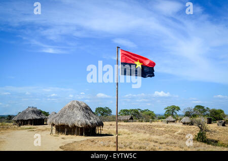 Parti politique angolais (MPLA) drapeau à une région très rurale de l'Angola (pas d'eau, pas d'électricité, pas de routes) Banque D'Images