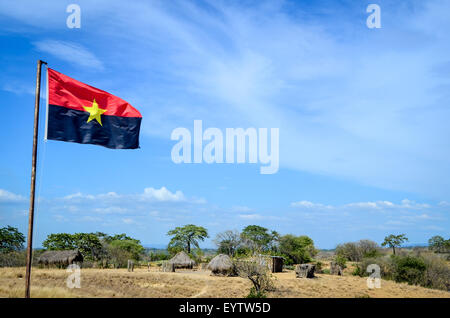 Parti politique angolais (MPLA) drapeau à une région très rurale de l'Angola (pas d'eau, pas d'électricité, pas de routes) Banque D'Images