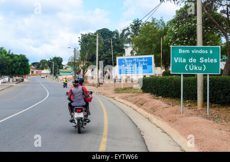 Enteting Motorbiker la ville de Seles (Uku) dans la province de Cuanza Sul Angola Banque D'Images