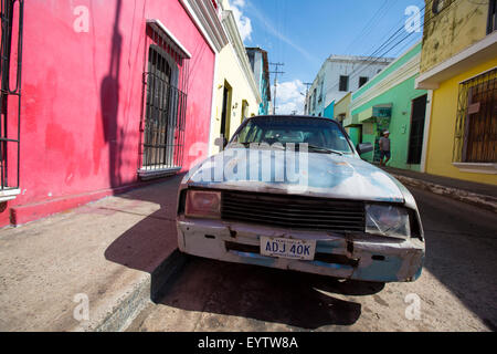 Vieille épave voiture garée dans la vieille ville coloniale de Ciudad Bolivar. Le Venezuela Banque D'Images