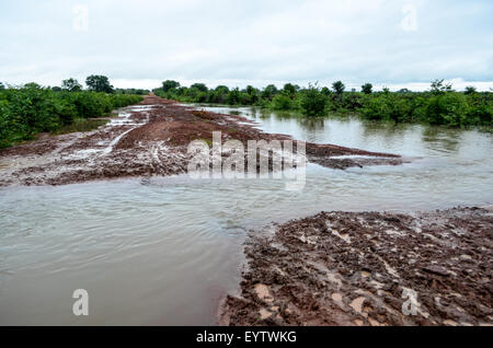 Routes inondées après la pluie en Angola et de la difficulté de voyager Banque D'Images