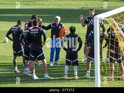 Buenos Aires, Argentine. 3e août, 2015. Le Mexique est l'entraîneur-chef des Tigres Ricardo Ferretti (C) prend part à une session de formation à l'Alberto J. Armando stadium, également connu sous le nom de 'La Bombonea', dans la ville de Buenos Aires, capitale de l'Argentine, le 3 août 2015. Tigres feront face à l'Argentine de River Plate dans la finale de la Coupe Libertadores qui sera joué le 5 août dans le stade Antonio Vespucio Liberti, également connu sous le nom de 'Monumental'. © Martin Zabala/Xinhua/Alamy Live News Banque D'Images