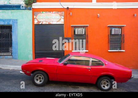 Vieille voiture américaine garée dans la vieille ville coloniale de Ciudad Bolivar. Le Venezuela Banque D'Images