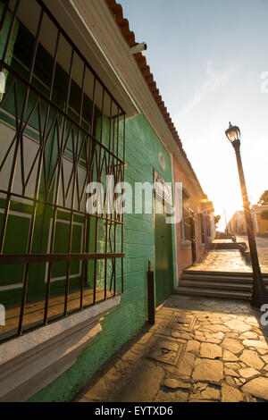 Coucher du soleil dans la rue coloniale, avec de vieux escaliers à Biolivar. Le Venezuela. Banque D'Images