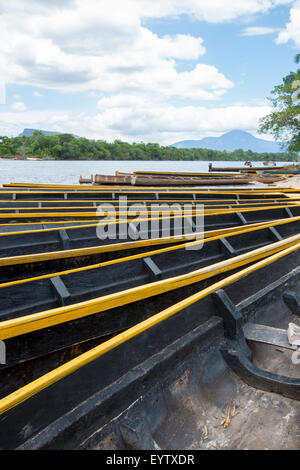 Port Ucaima et bateaux sur la rivière Carrao près de lagune de parc national Canaima - Venezuela Banque D'Images