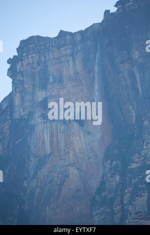 Kerepakupai Vena ou Angel Falls, Salto Angel dans les nuages. Les plus hautes du monde. État de Bolivar. Le Venezuela, Banque D'Images