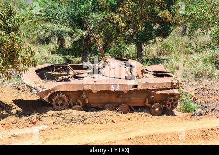 Réservoir rouillé abandonné épave en Angola, après la guerre civile Banque D'Images