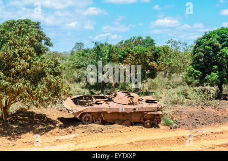 Réservoir rouillé abandonné épave en Angola, après la guerre civile Banque D'Images