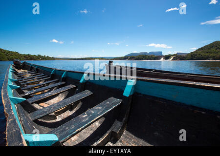 Bateaux en bois bleu en face de Hacha falls dans le lagon de parc national Canaima Venezuela 2015. Banque D'Images