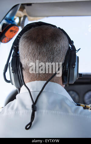 L'intérieur du poste de pilotage pendant le décollage. Projet pilote en uniforme avec des épaulettes, assis à l'intérieur petite compagnie aérienne pendant le vol. Banque D'Images