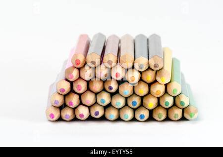 Une pile de crayons de couleur multicolore Banque D'Images