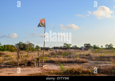 Un Drapeau De L'angola Sur Un Poteau