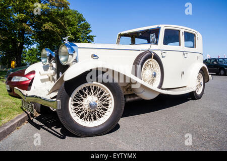 Berline de Luxe blanc Invicta, 1934 classic car, garées à l'extérieur sous ciel bleu clair. Côté passager du véhicule avec roue de secours montée sur l'aile. Banque D'Images