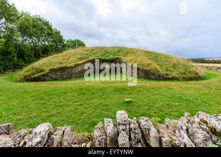 L'Angleterre, Belas Knap. Entrée de l'époque néolithique Long Barrow. Un tumulus funéraire, Severn Cotswold, cairn de pierre bordée entrée mène à la chambre intérieure. Banque D'Images