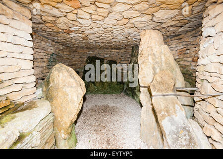 L'Angleterre, Belas Knap. Intérieur de l'époque néolithique Long Barrow. Un tumulus funéraire, Severn Cotswold, cairn en pierre avec entrée bordée d menant à chambres intérieures. Banque D'Images