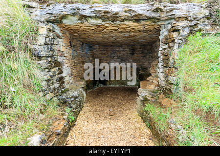 L'Angleterre, Belas Knap. Entrée de l'époque néolithique Long Barrow. Un tumulus funéraire, Severn Cotswold, cairn de pierre bordée entrée mène à la chambre intérieure. Banque D'Images