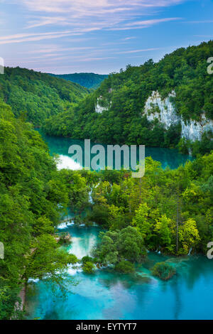 Le parc national des Lacs de Plitvice est l'un des plus anciens parcs nationaux du sud-est de l'Europe et le plus grand parc national en Croatie.