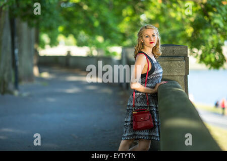 Belle jeune femme portrait dans un parc d'été. Banque D'Images