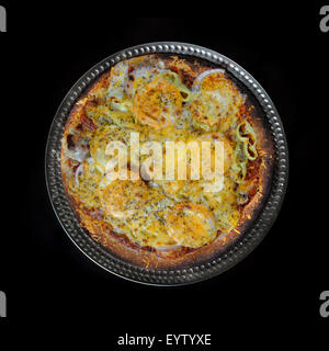 Des pizzas fraîchement préparées sur fond noir isolé Banque D'Images