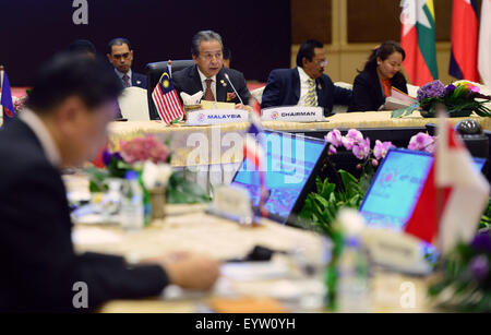 Kuala Lumpur, Malaisie. 4 Août, 2015. Le Ministre des affaires étrangères de la Malaisie Anifah Aman (C) participe à une session de la 48e réunion des ministres des affaires étrangères de l'ASEAN à Kuala Lumpur, Malaisie, le 4 août 2015. © Chong Chung Voon/Xinhua/Alamy Live News Banque D'Images