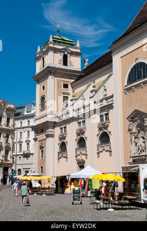 Un petit marché de rue en dehors de la Schottenkirche, Freyung, Vienne, Autriche Banque D'Images